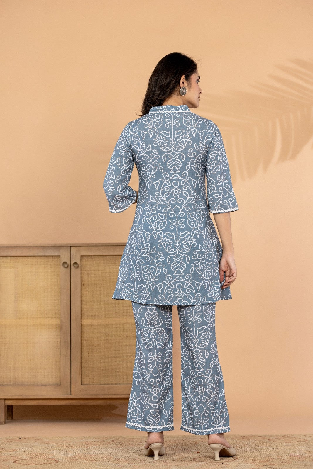 aunlabel Women's Grey Muslin Printed Co-Ord Set | V-Neck Flared Kurti with Straight Pants