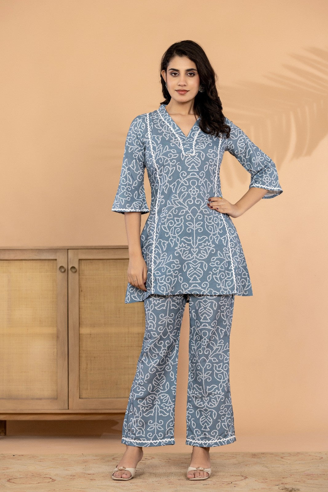 aunlabel Women's Grey Muslin Printed Co-Ord Set | V-Neck Flared Kurti with Straight Pants