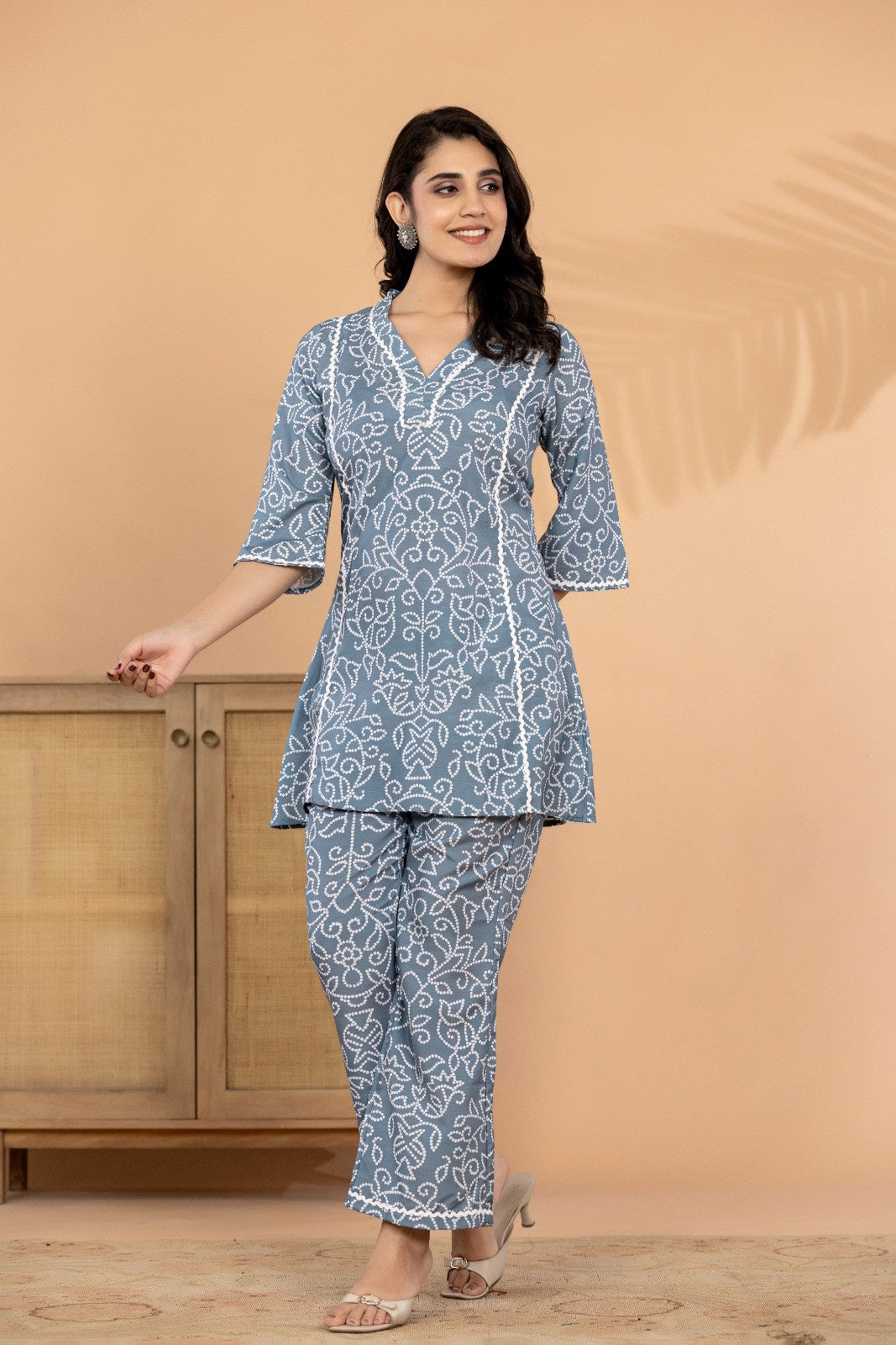 aunlabel Women's Grey Muslin Printed Co-Ord Set | V-Neck Flared Kurti with Straight Pants
